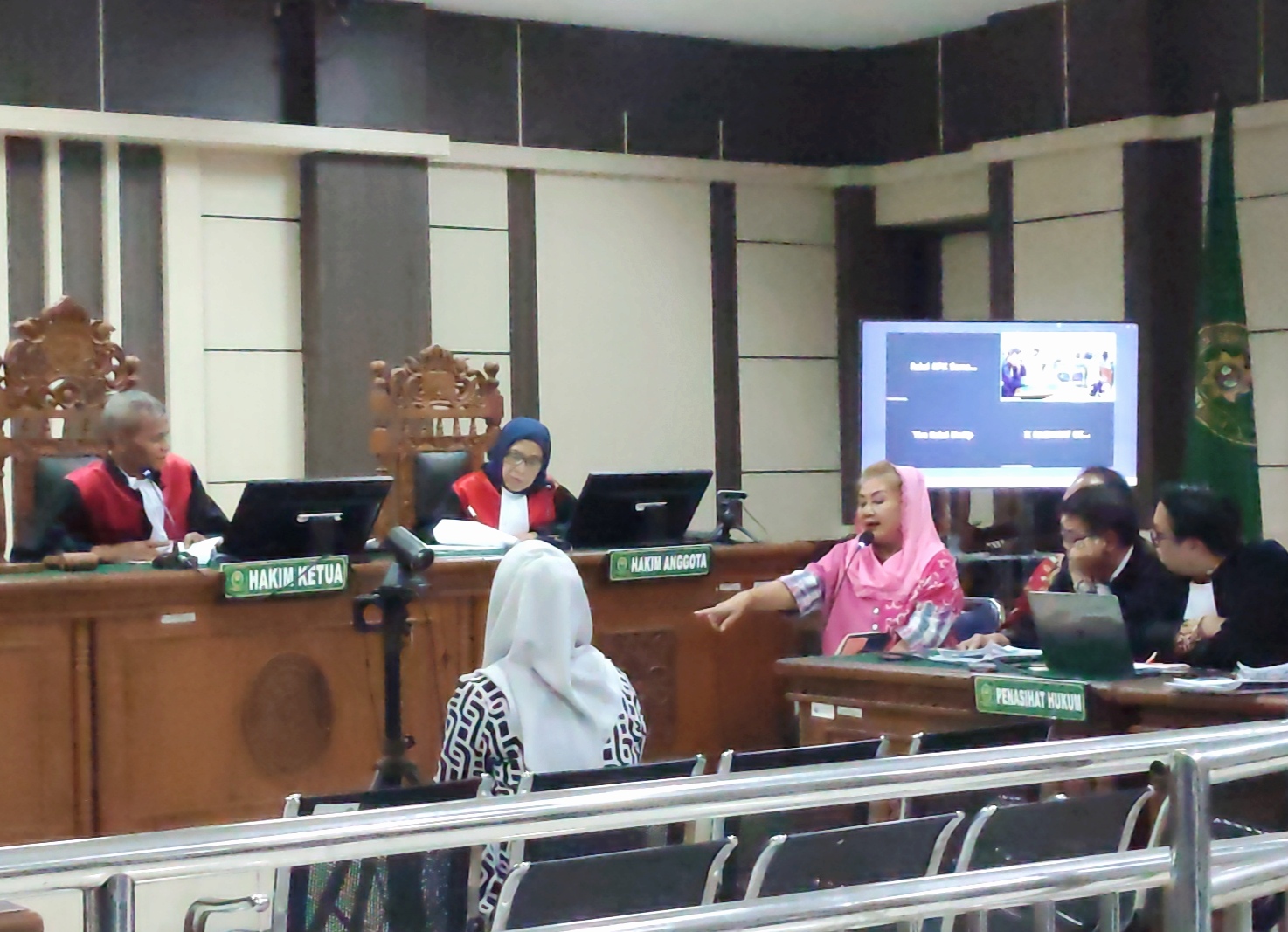 Kepala Bapenda Kota Semarang, Indriyasari saat menjadi saksi di sidang kasus korupsi eks Wali Kota Semarang Hevearita G R dan suaminya, Alwin Basri di Pengadilan Tipikor Semarang, Senin (30/6/2025).