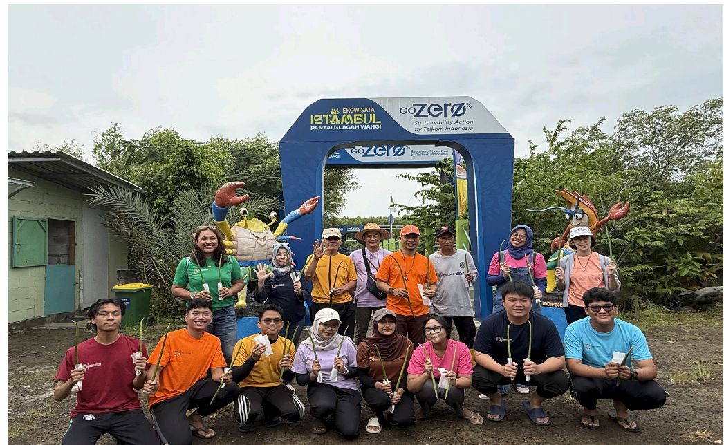 Kegiatan Kuliah Kerja Nyata Tematik (KKN-T) Universitas Diponegoro tahun 2025 difokuskan pada program pembibitan dan penanaman mangrove.