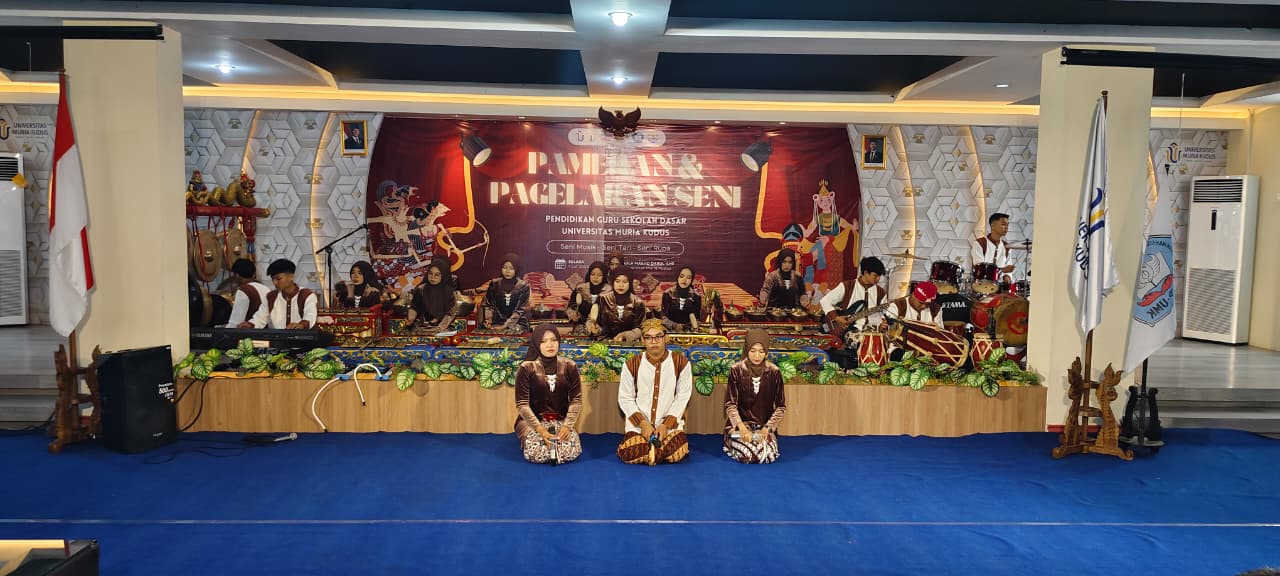 Kelompok musik tradisional membawakan komposisi gamelan dan alat musik daerah lain dengan sentuhan kontemporer.