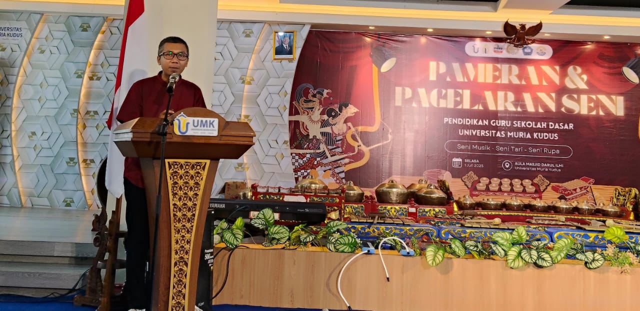 Wakil Dekan III FKIP Dr. Nur Mahardika, M.Pd. saat membuka Pameran & Pagelaran Seni PGSD UMK 2025.