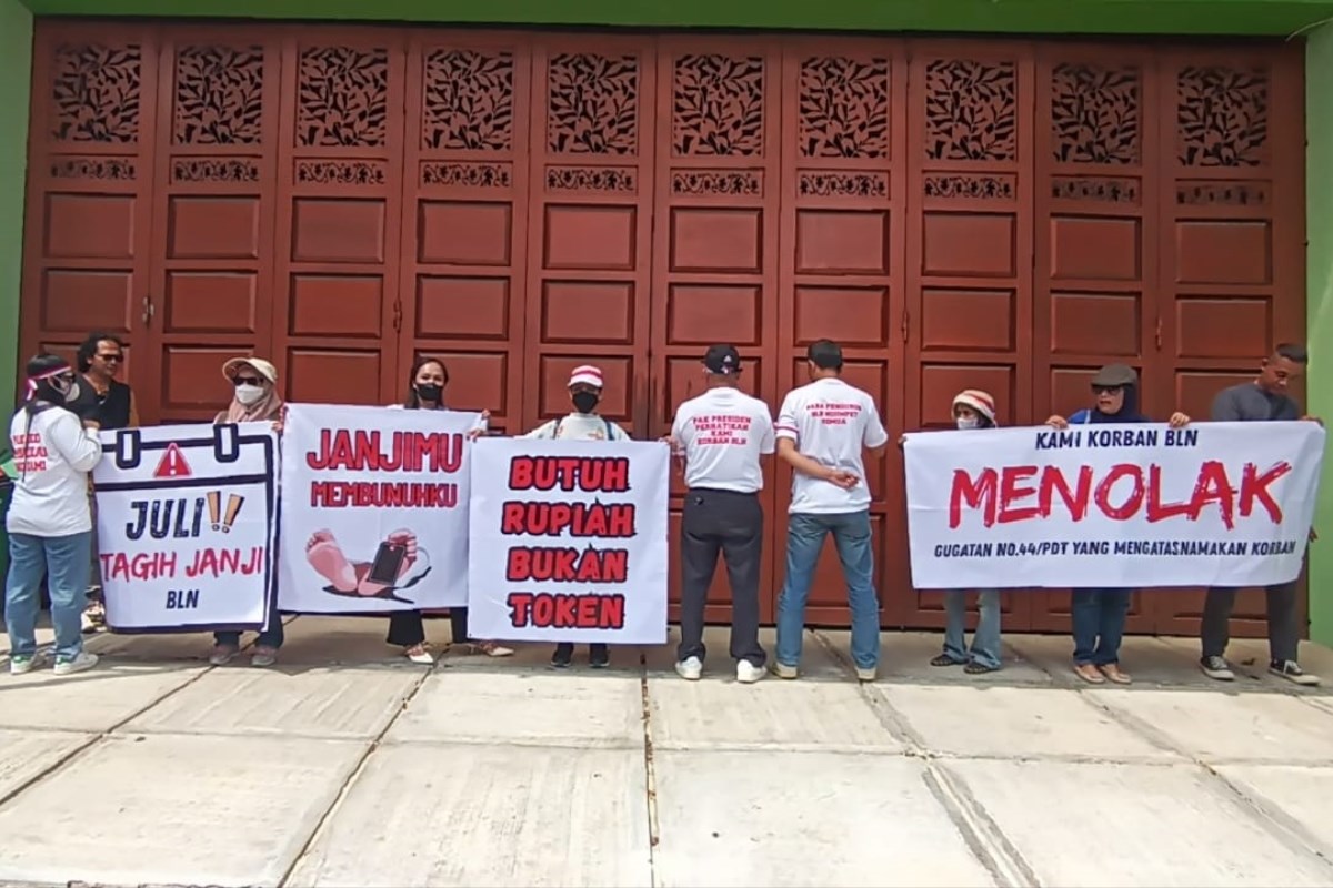 Puluhan nasabah Koperasi Bahana Lintas Nusantara (BLN) dari berbagai daerah kembali menggeruduk rumah mewah milik pimpinan koperasi tersebut di Jalan Merdeka Selatan nomor 54, Salatiga, Rabu 2/7/2025