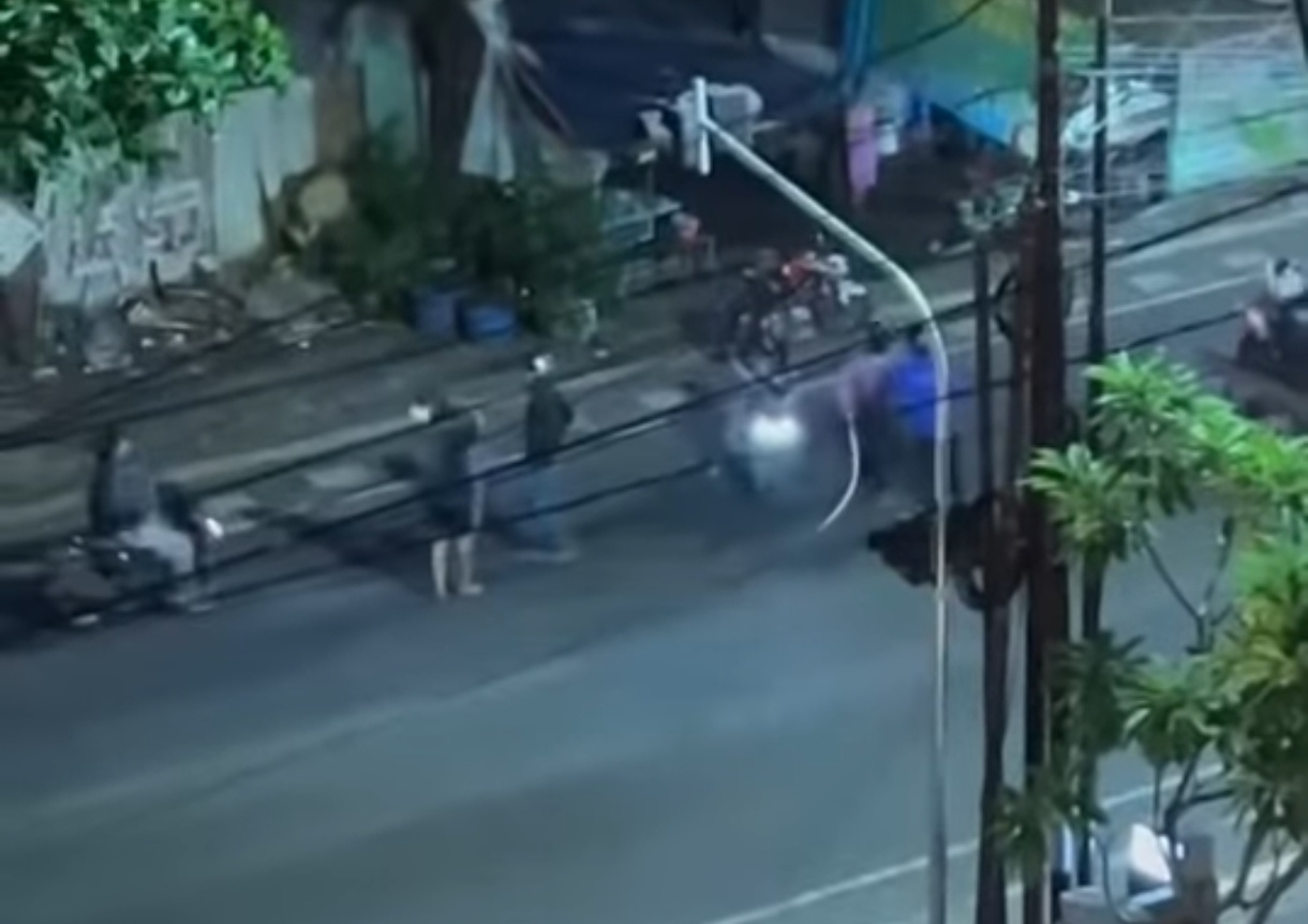 Aksi tawuran menggunakan senjata tajam di Kaliwiru Semarang, Rabu (2/7/2025)