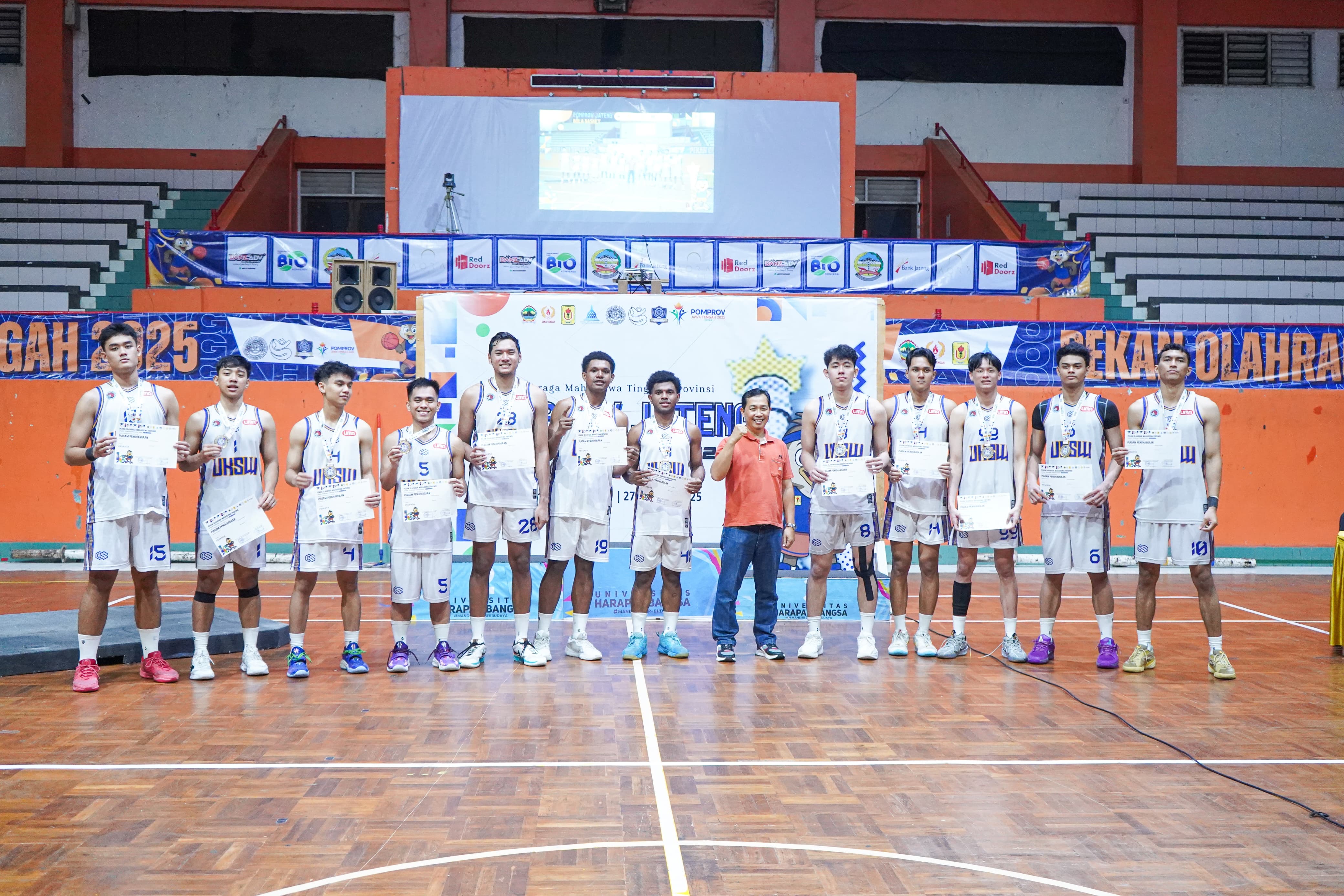 Atlet UKSW tampil memukau dengan menyabet medali emas dari sejumlah cabang olahraga, di GOR Sasana Krida Raga Satria Purwokerto, pada Jumat hingga Senin (27-30/6).