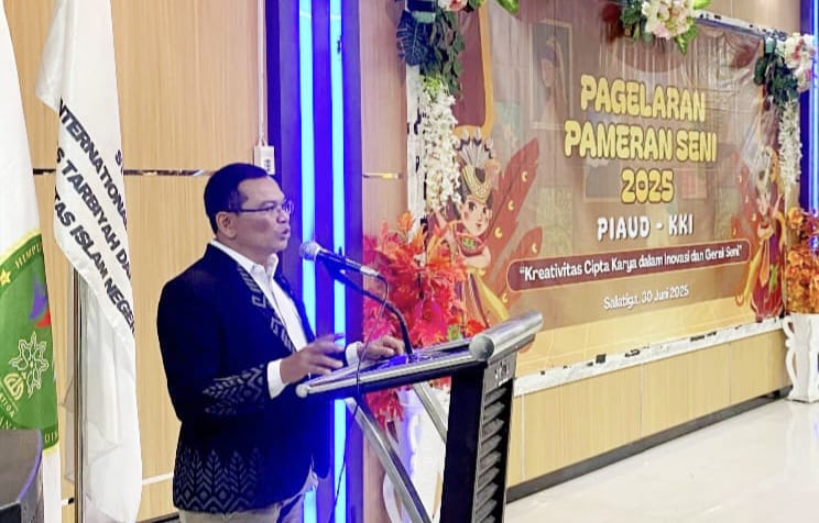 Dekan FTIK UIN Salatiga, Prof. Dr. Rasimin, M.Pd., saat membuka acara Pagelaran Seni bertema Kreativitas Cipta Karya dalam Inovasi dan Gerak Seni yang diselenggarakan oleh PIAUD UIN Salatiga.