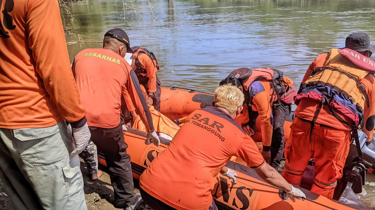 Tim gabungan dari Temanggung melakukan penyisiran bersama tim dari Solo dalam pencarian korban DA di aliran Sungai Bengawan Solo, Rabu (2/7/2025).