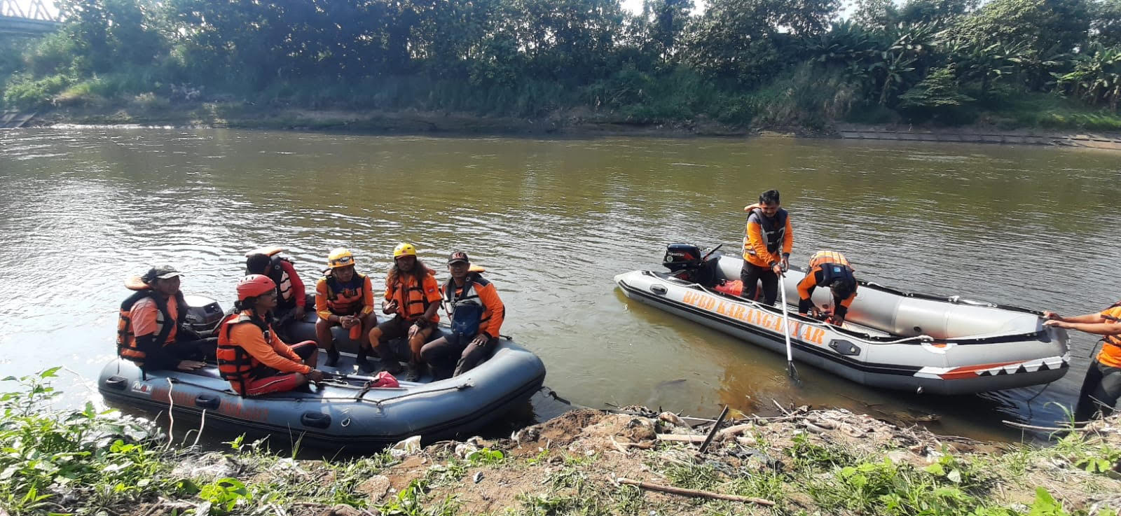Tim gabungan dari Temanggung melakukan penyisiran bersama tim dari Solo dalam oencarian korban DA di aliran Sungai Bengawan Solo, Rabu (2/7/2025).