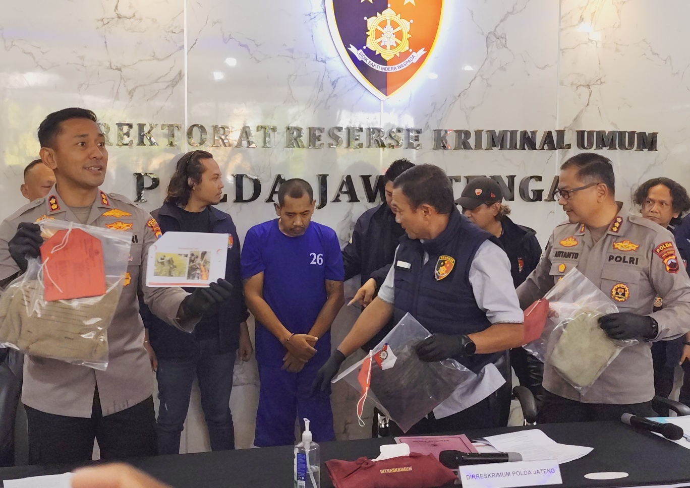 Tersangka Arifin memakai baju tahanan saat dihadirkan rilis di Mapolda Jateng