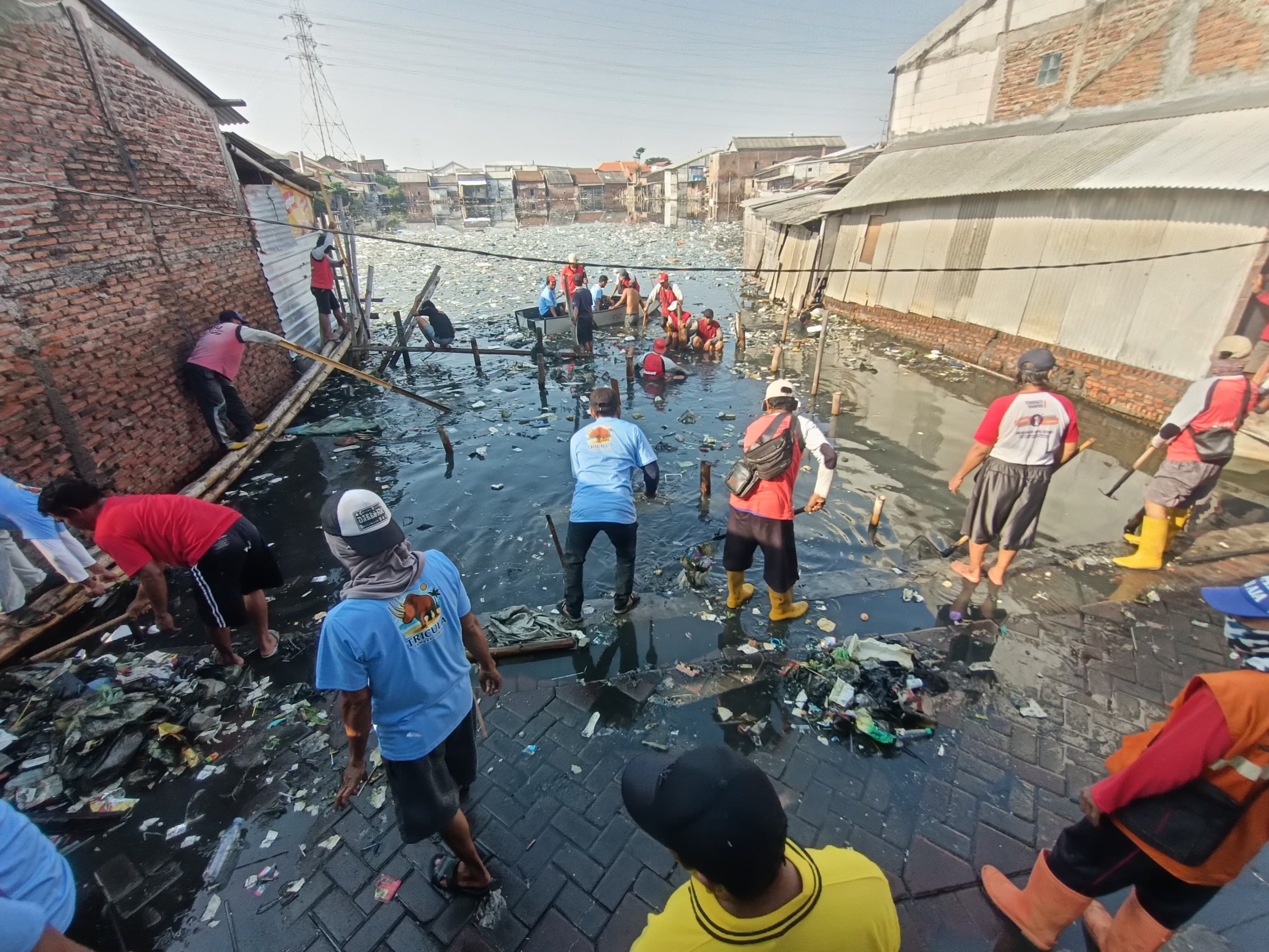 Pulau Sampah yang Disapu Gotong Royong