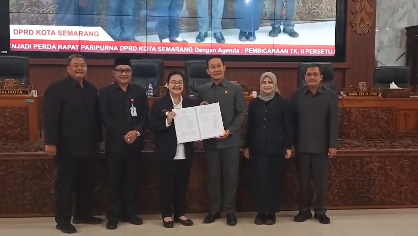 DISETUJUI : Wali Kota Semarang, Agustina Wilujeng usai melakukan penandatanganan pertanggungjawaban APBD 2024, Jumat (4/7)