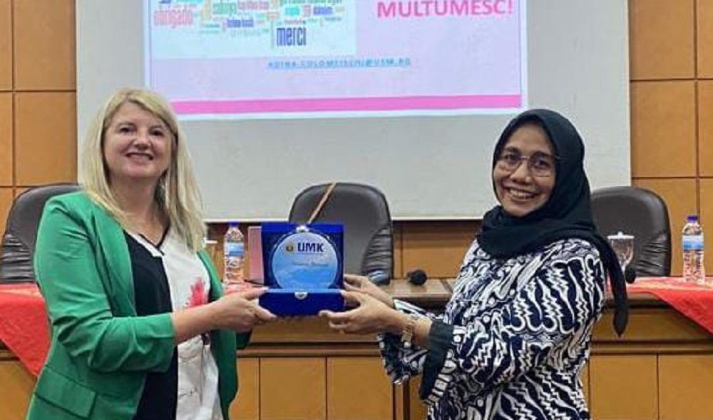 Dekan Fakultas Education USU Romania Prof. Aurora Adina Colomeischi menerima cinderamata dari Direktur Program Pascasarjana UMK Prof. Dr. Sri Utaminingsih, M.Pd.