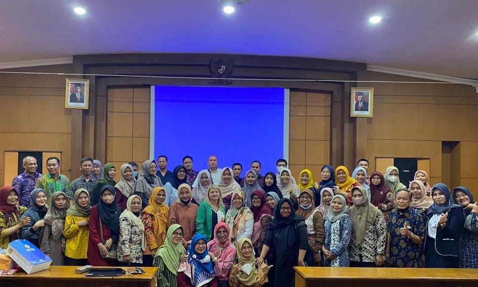 Dekan Fakultas Education USU Romania Prof. Aurora Adina Colomeischi saat menjadi Guest Lecture Program Magister Pendidikan Dasar UMK.