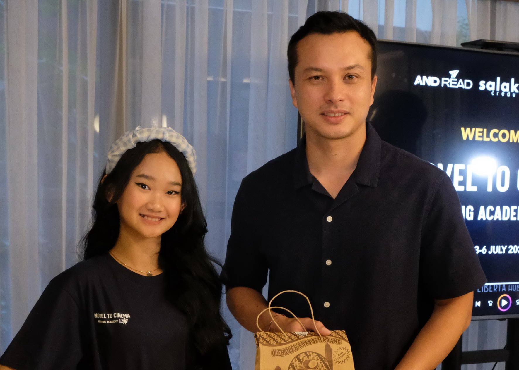 BELAJAR DARI PROFESIONAL- Karisma Bestari bersama actor kenamaan Nicholas Saputra di sela pelatihan Novel to Cinema Writing Academy.