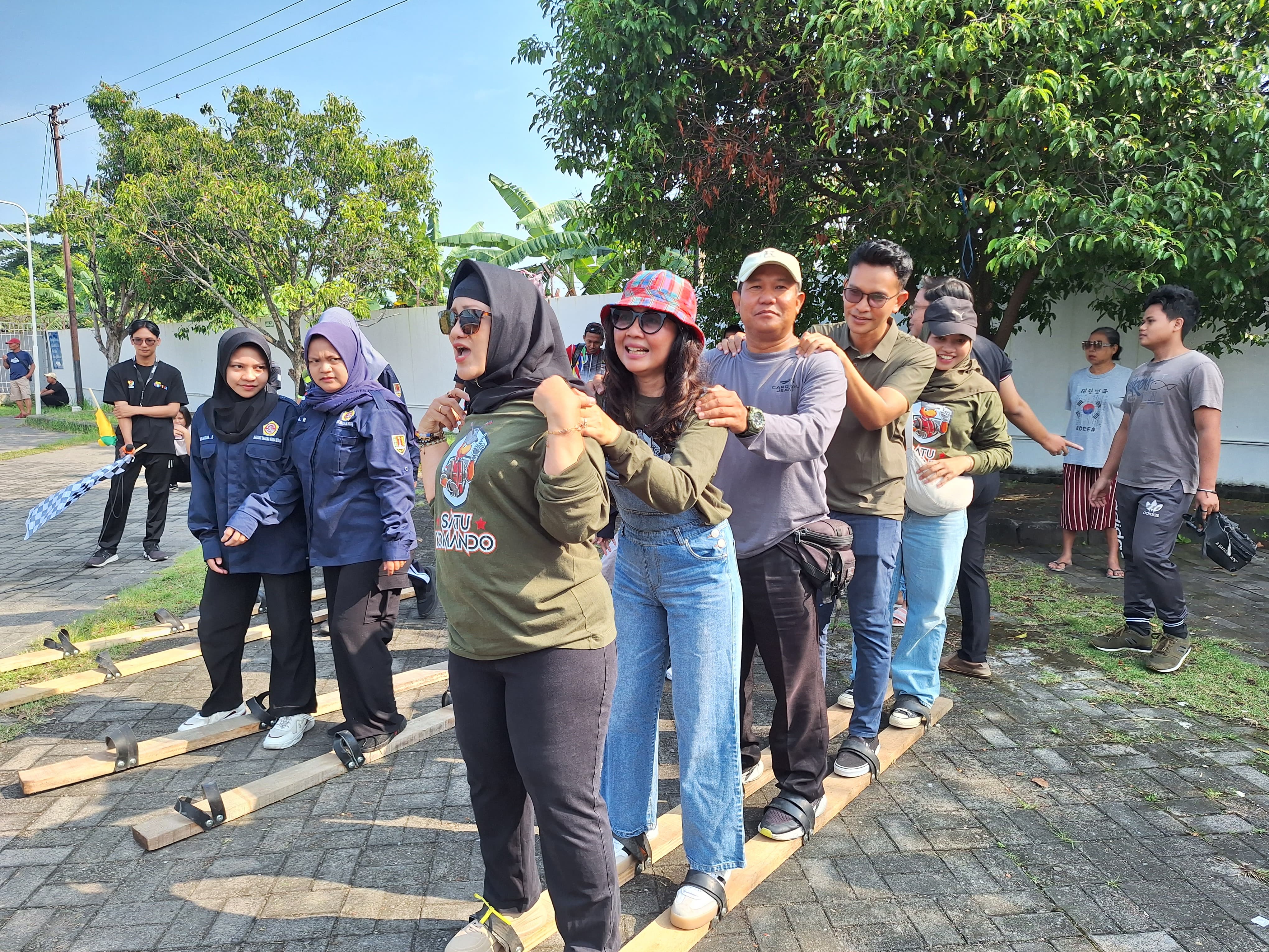 Kemeriahan lomba bakiak tingkat Kecamatan Semarang Utara, Minggu (6/7).