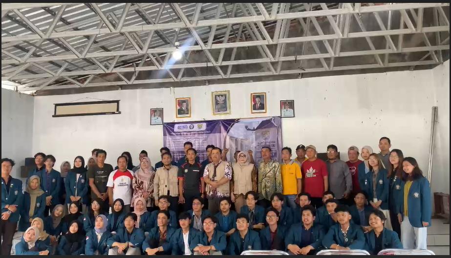 Tim Pengabdian kepada masyarakat Undip saat sosialisasi penerapan Iptek budidaya ikan di Rowosari, Kendal. (Ist)