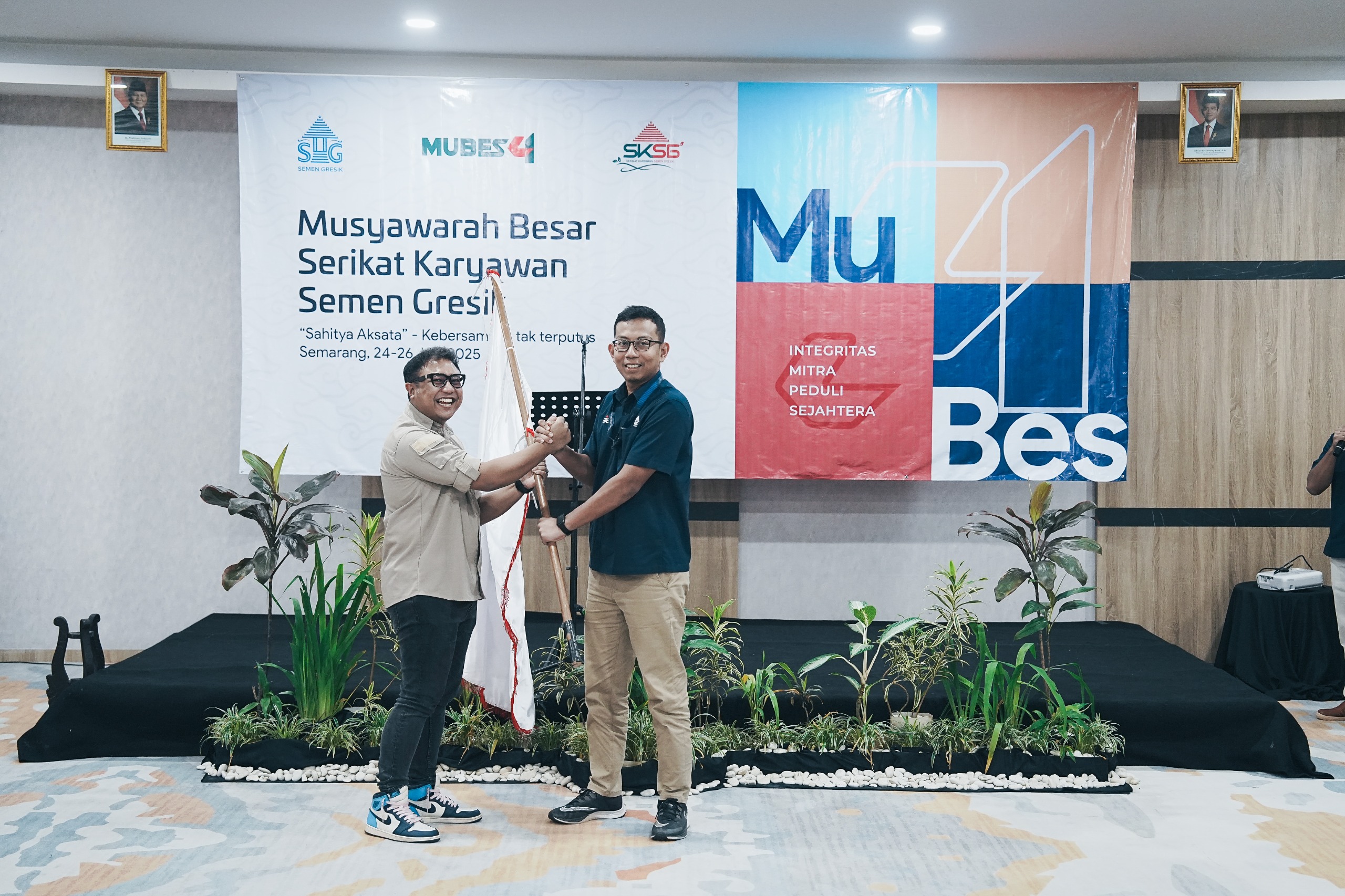 Resmi terpilih Sera Yunarizal sebagai Ketua Umum Serikat Karyawan Semen Gresik (SKSG) periode 2025&ndash;2028 dalam Musyawarah Besar (Mubes) yang digelar di Semarang (25/6).