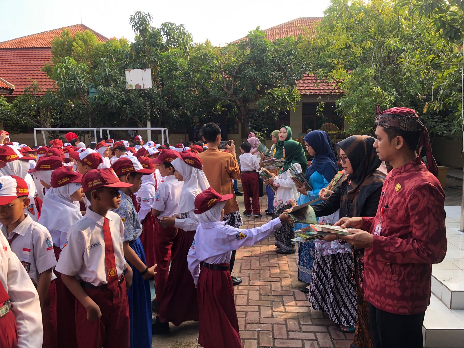 -Kepala SDN Gemah Joko Susanto (kanan) saat menerapkan inovasi literasi numerasi pada peserta didik.