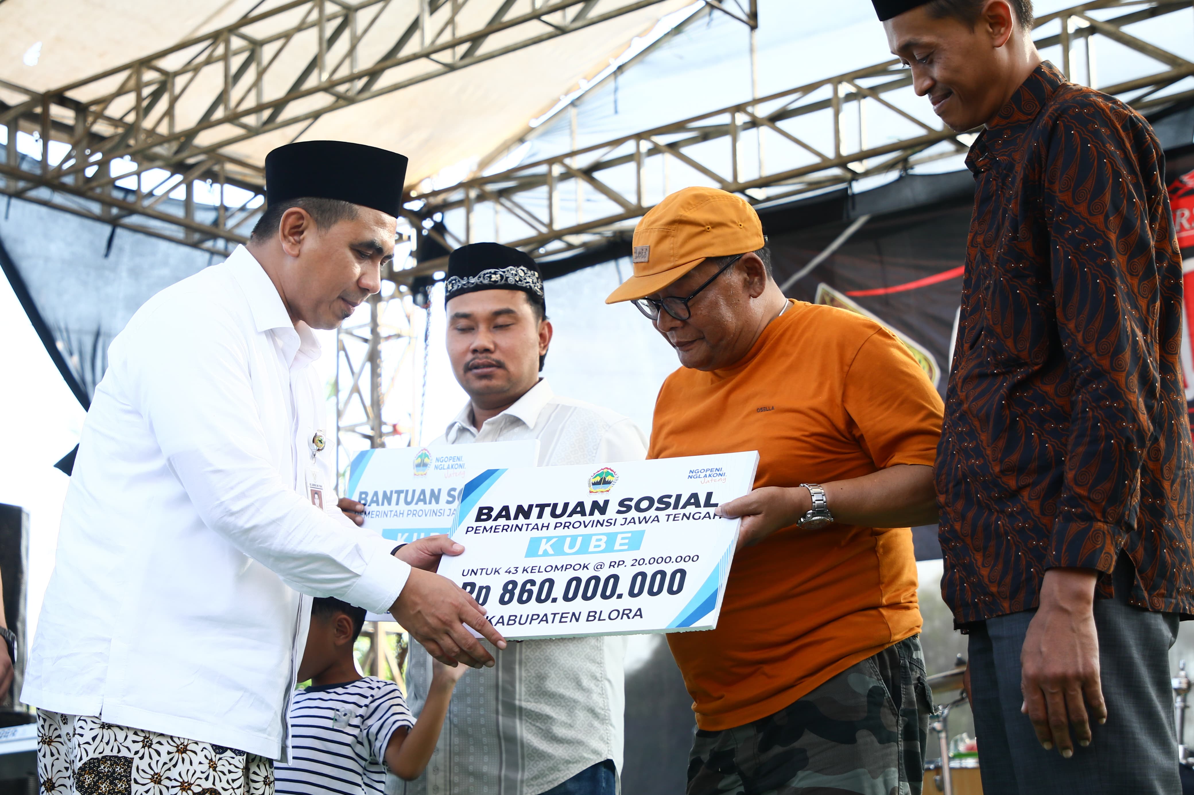 Wakil Gubernur Jawa Tengah, Taj Yasin menyalurkan modal untuk 43 kelompok usaha bersama (Kube) di Kabupaten Blora.