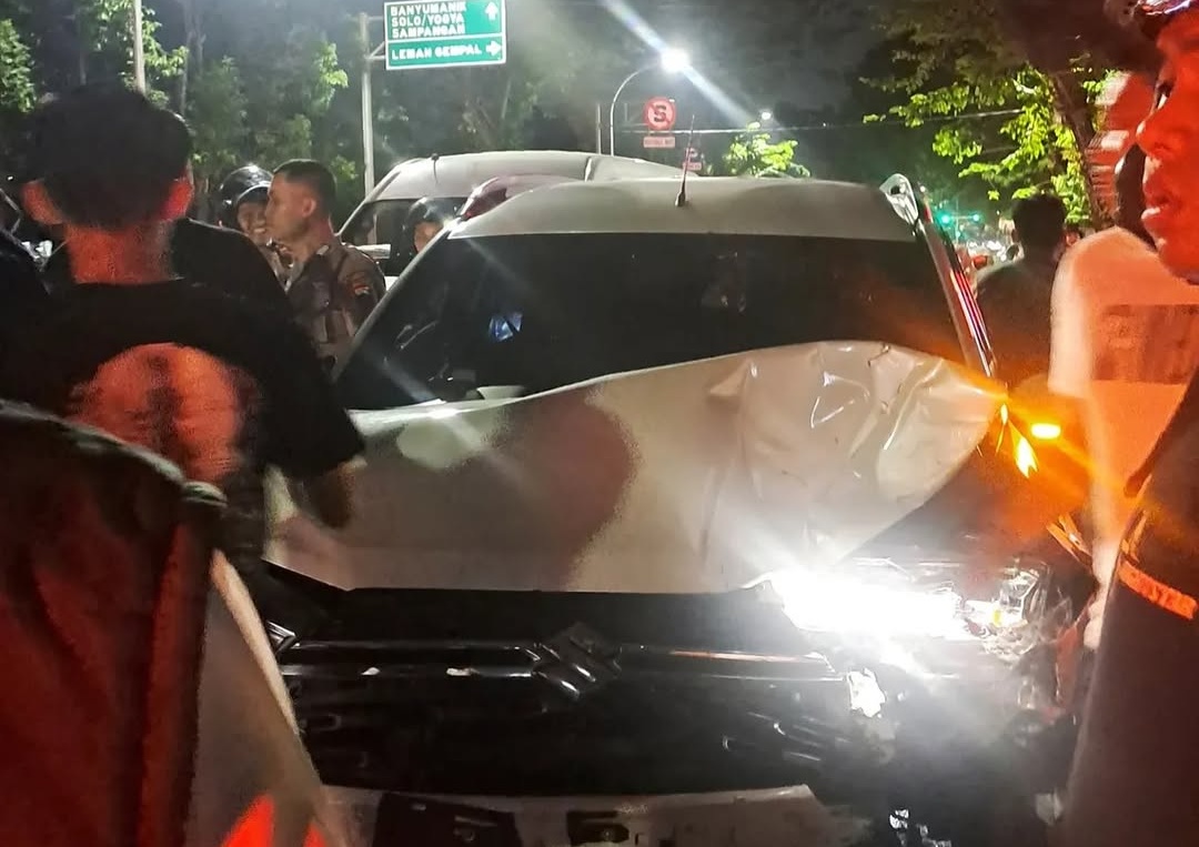 Kondisi mobil yang kabur usai menabrak dua motor dan satu mobil di Jalan Sri Rejeki Semarang