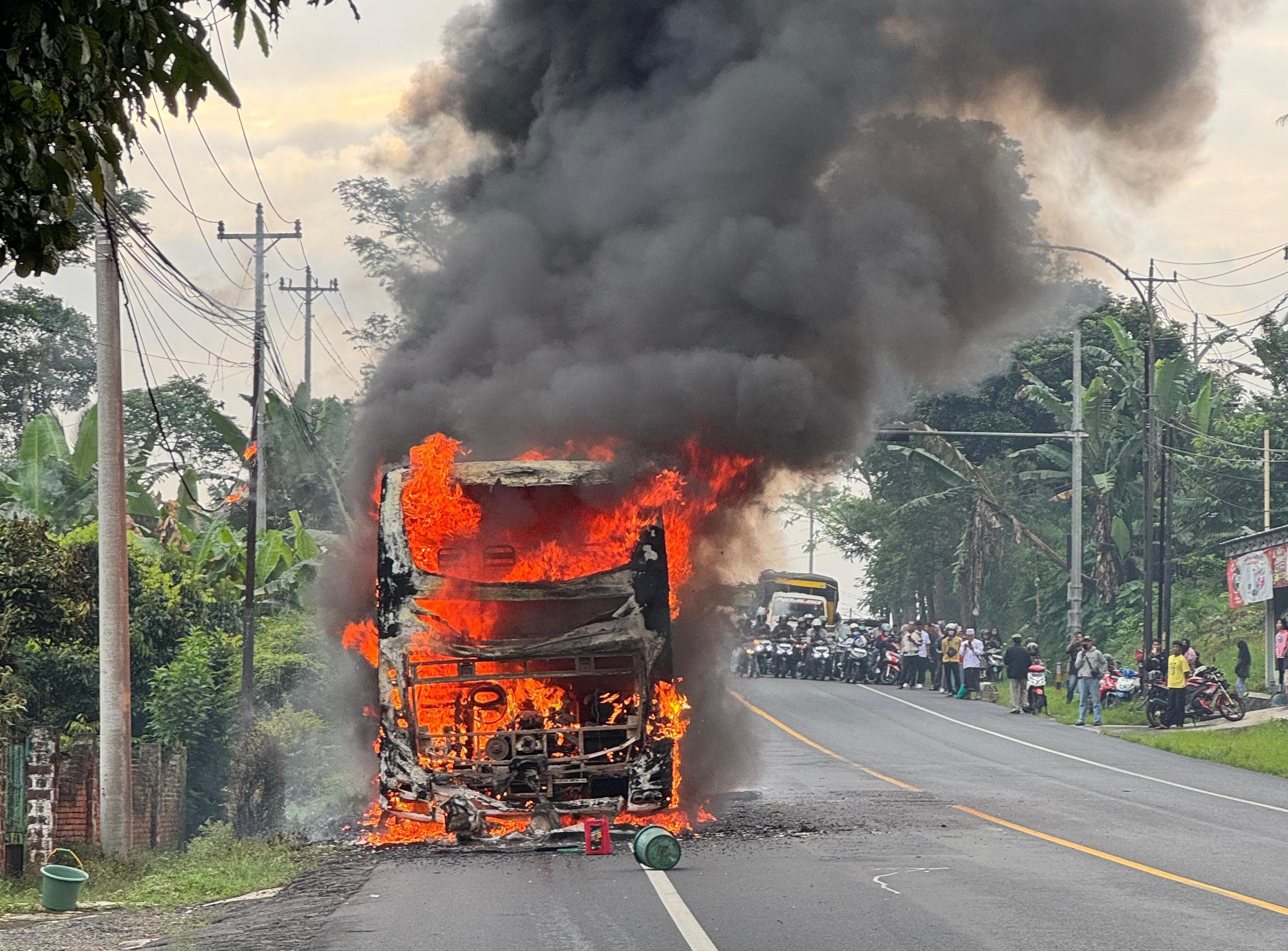 Kondisi bus PO Haryanto yang terbakar hebat di Jalan Raya Pringsurat Temanggung pada Selasa (8/7/2025) pagi. DEVI KHOFIFATUR RIZQI/ JAWA POS RADAR SEMARANG