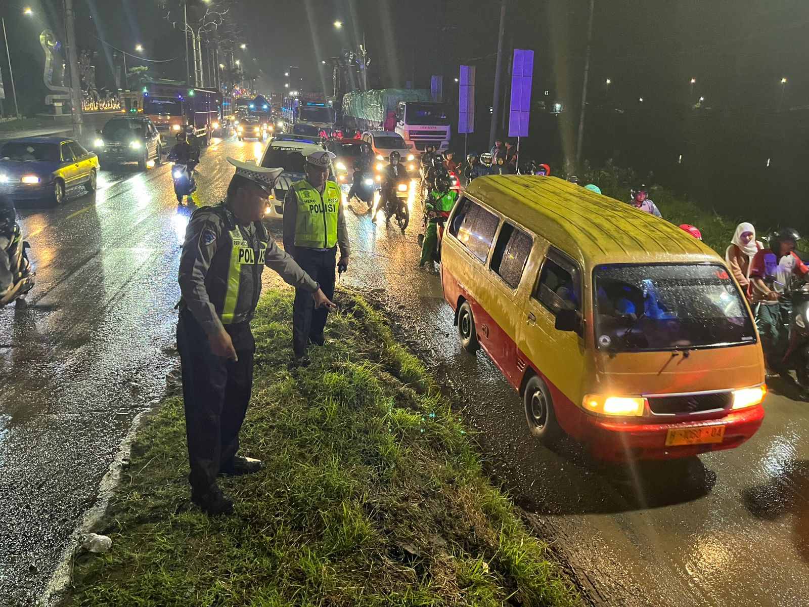Kecelakaan angkutan kota (angkot) terjadi di Jalur Pantura. Sebuah angkot sarat penumpang terguling dan menimpa pemotor di Sumberejo Kaliwungu, Senin (7/7/2025) malam.