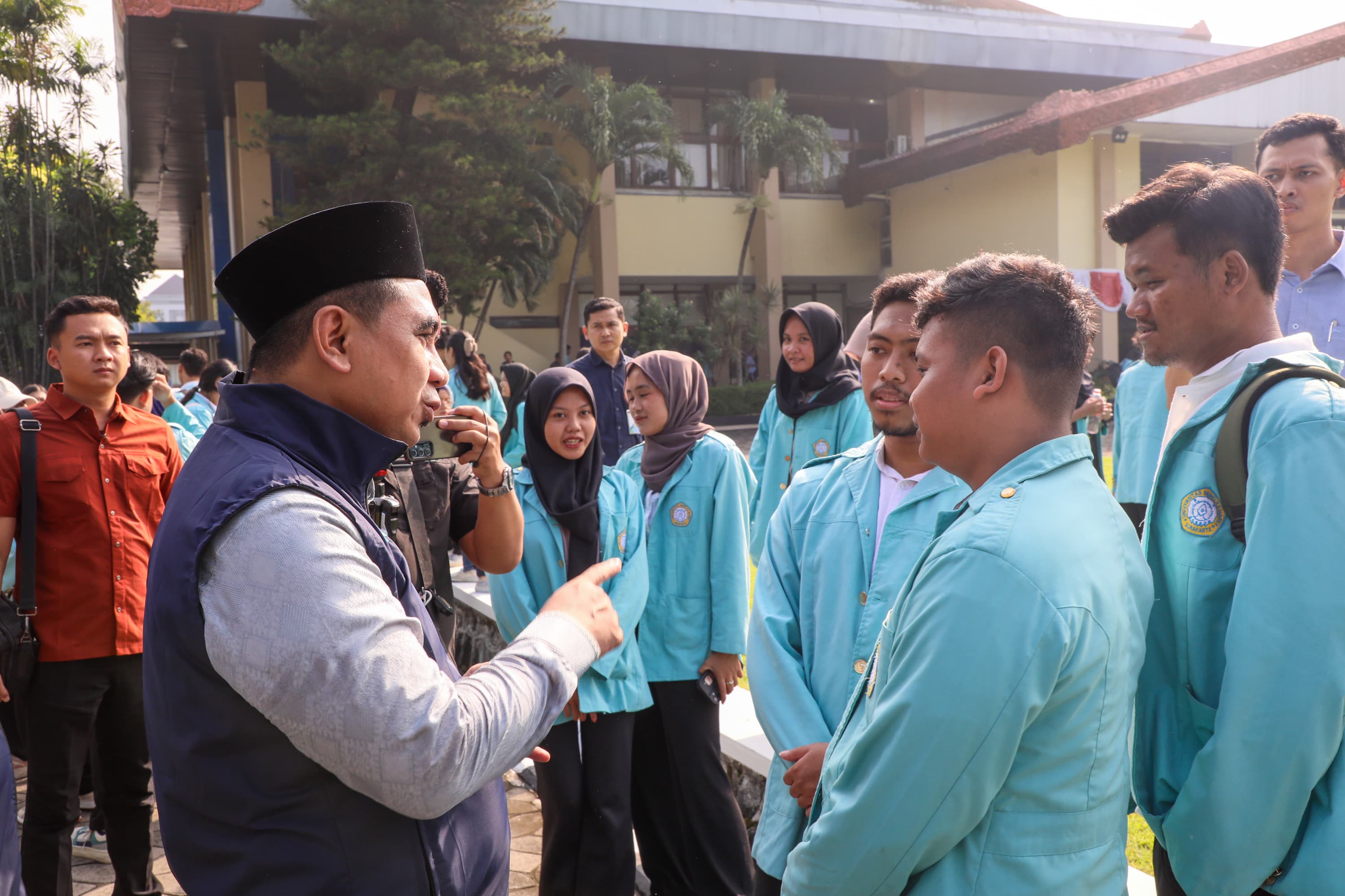 Wakil Gubernur Jawa Tengah, Taj Yasin melepas sebanyak 3.800 mahasiswa Universitas Sebelas Maret (UNS) Surakarta melakukan Kuliah Kerja Nyata (KKN) tematik di berbagai kabupaten/kota di Jateng.