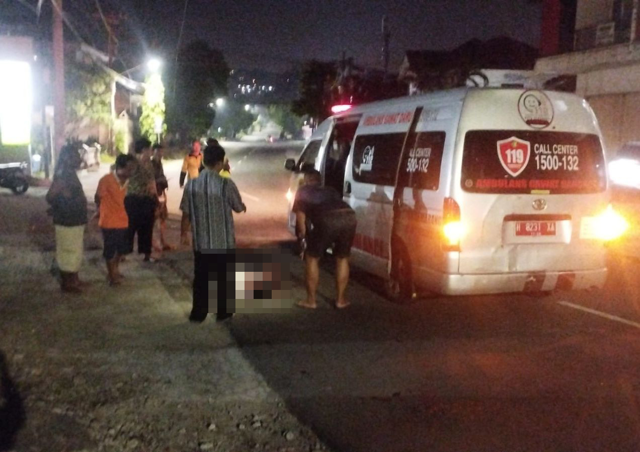 Remaja ditemukan terkapar bersimbah darah di depan klinik Pratama Semarang Selatan.