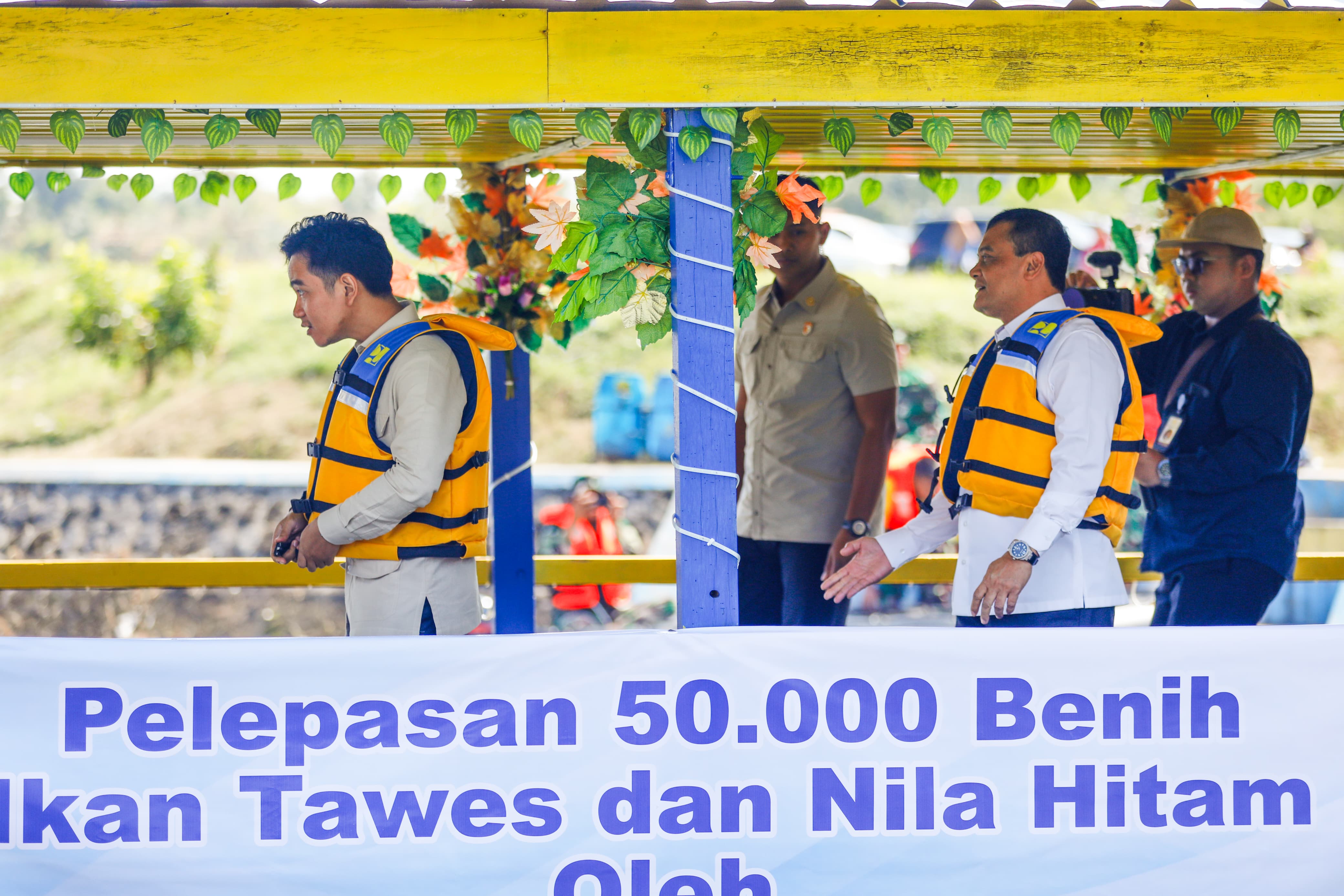 Gubernur Jawa Tengah Ahmad Luthfi dan Wakil Gubernur Taj Yasin mendampingi kunjungan kerja Wakil Presiden Gibran Rakabuming Raka di Waduk Rowo Jombor, Kabupaten Klaten, Rabu, 9 Juli 2025.