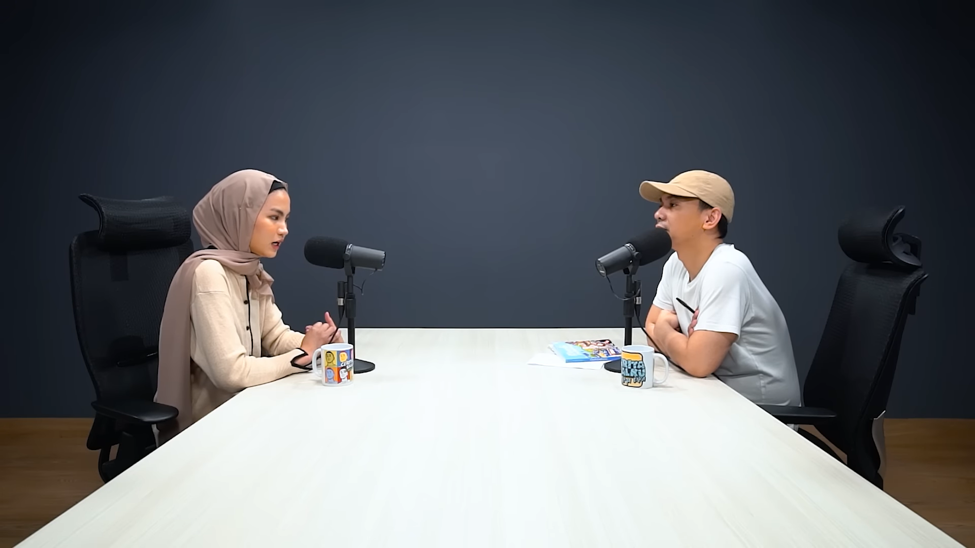 Xaviera sedang menjelaskan pengalamannya belajar di Korea di podcast Raditya Dika (Sumber: YouTube)