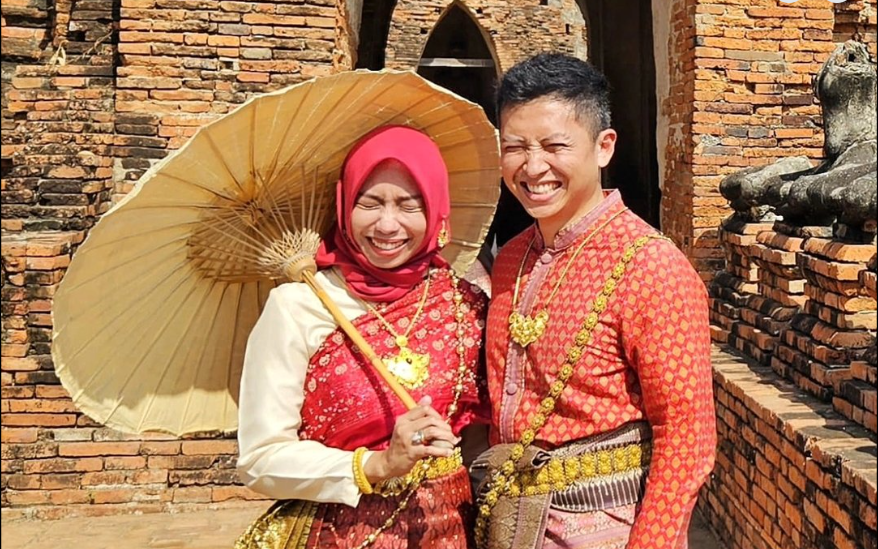 Mendiang diplomat muda Kementerian Luar Negeri RI, Arya Daru Pangayunan bersama Istri.