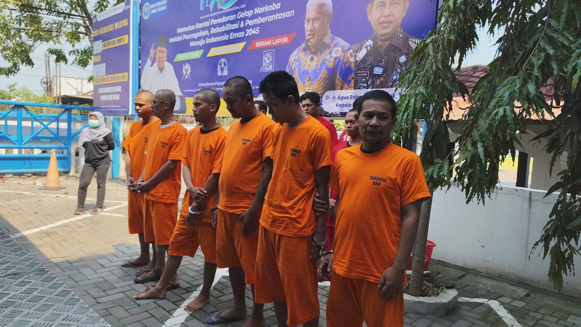 Tersangka saat digelandang menyaksikan pemusnahan narkoba di BNNP Jateng