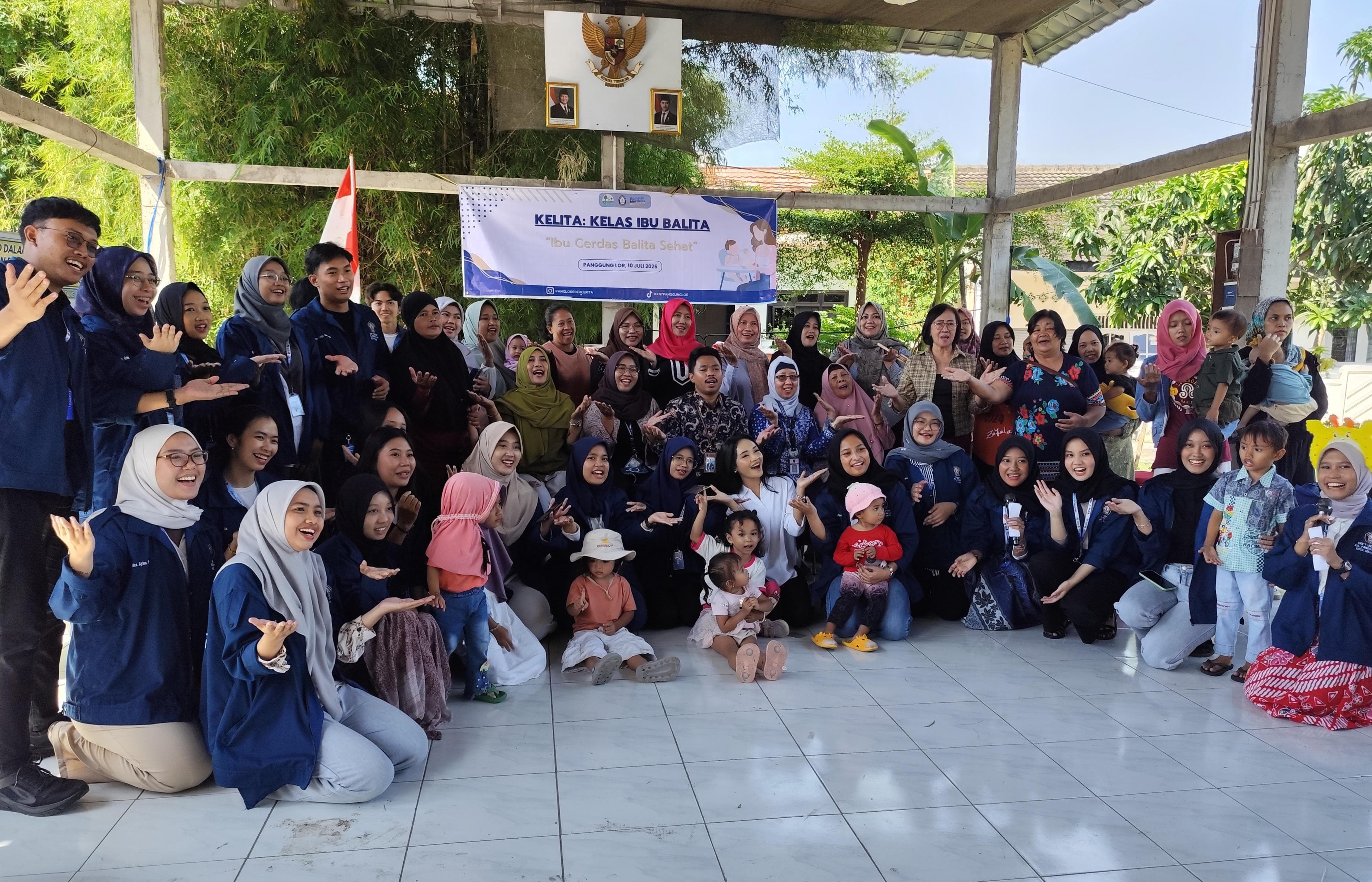 Mahasiswa KKN-T 137 Universitas Diponegoro berfoto bersama masyarakat Kelurahan Panggung Lor, Semarang Utara, usai edukasi pencegahan stunting.