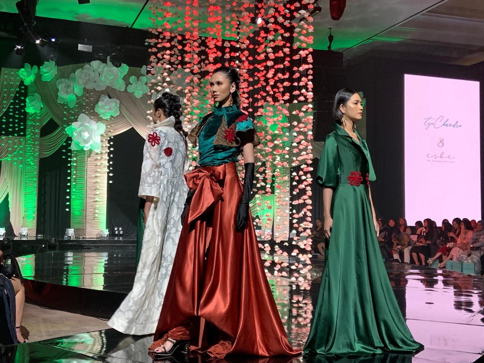 Jateng Fashion Trend 2025 angkat tema Eco Luxury dimeriahkan Anggota IFC Semarang, berlangsung di Renaissance Ballroom Semarang.