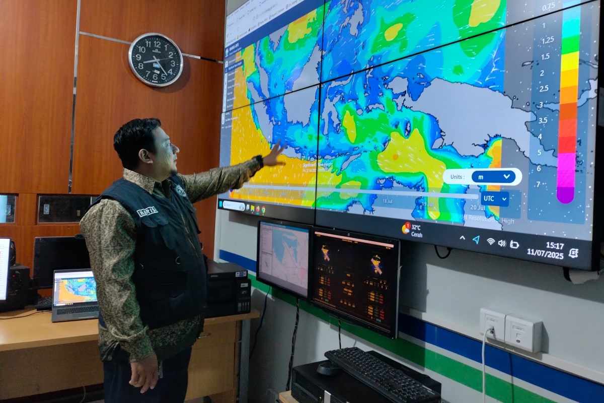 Prakirawan Haris Syahid Hakim memantau data perkiraan cuaca di kantor BMKG Ahmad Yani Semarang. KHAFIFAH ARINI PUTRI/JAWA POS RADAR SEMARANG  &nbsp;