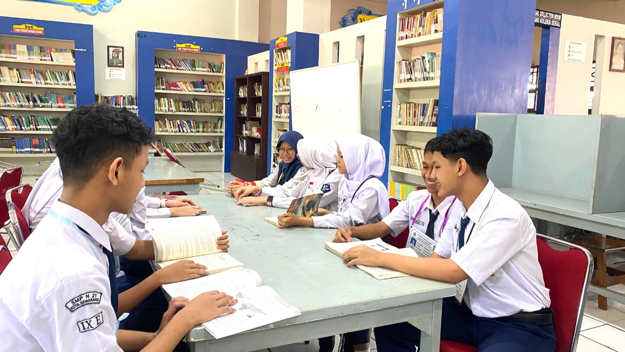 Potret lima pasang anak kembar yang baru masuk di SMAN 3 Semarang mengikuti MPLS hari pertama, Senin (14/7/2025). IDA FADILAH/JAWA POS RADAR SEMARANG
