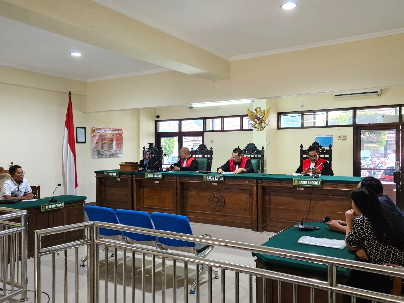 Hakim Ketua Rudi Fakhrudin Abbas membacakan putusan gugatan eks Bos Sritex, Lukminto Bersaudara di PN Semarang, Senin (14/7/2025).