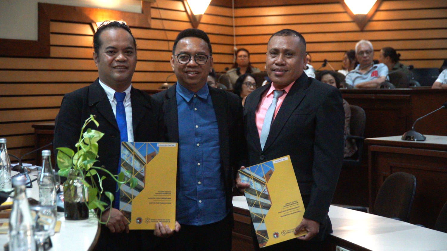 Dua putra terbaik dari kawasan timur Indonesia resmi menyandang gelar Doktor Studi Pembangunan, Fakultas Interdisiplin (FId) Universitas Kristen Satya Wacana (UKSW), Selasa (01/07/2025).