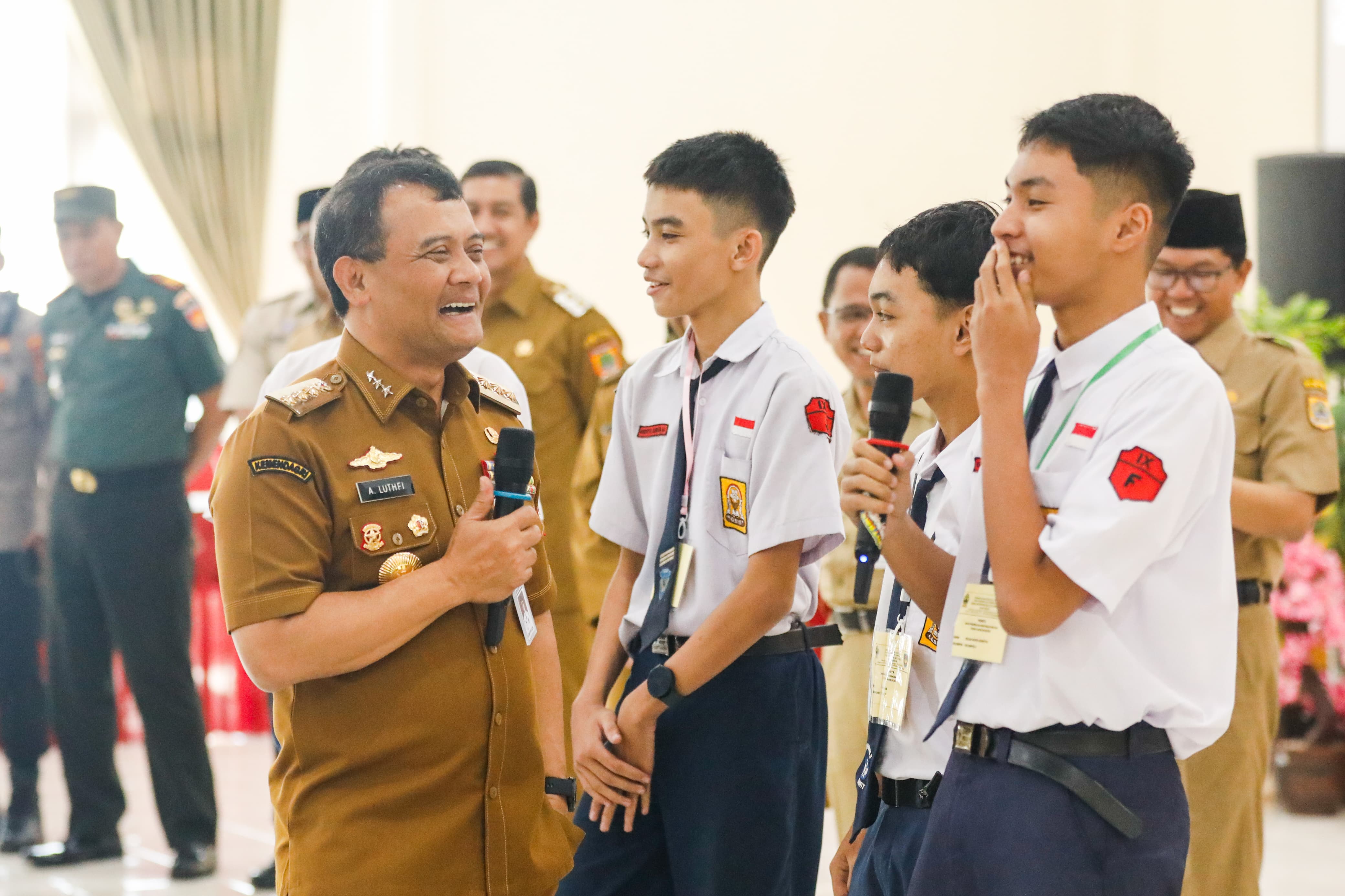 Gubernur Jawa Tengah Ahmad Luthfi menyapa peserta (MPLS) di SMAN 1 Kartasura, Kabupaten Sukoharjo pada Senin, 14 Juli 2025.