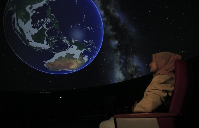 JELAJAHI ALAM SEMESTA : Sedang menjelajahi alam semesta lewat Planetarium dan Observatorium KH. Zubair Umar Al-Jailany UIN Walisongo Semarang.