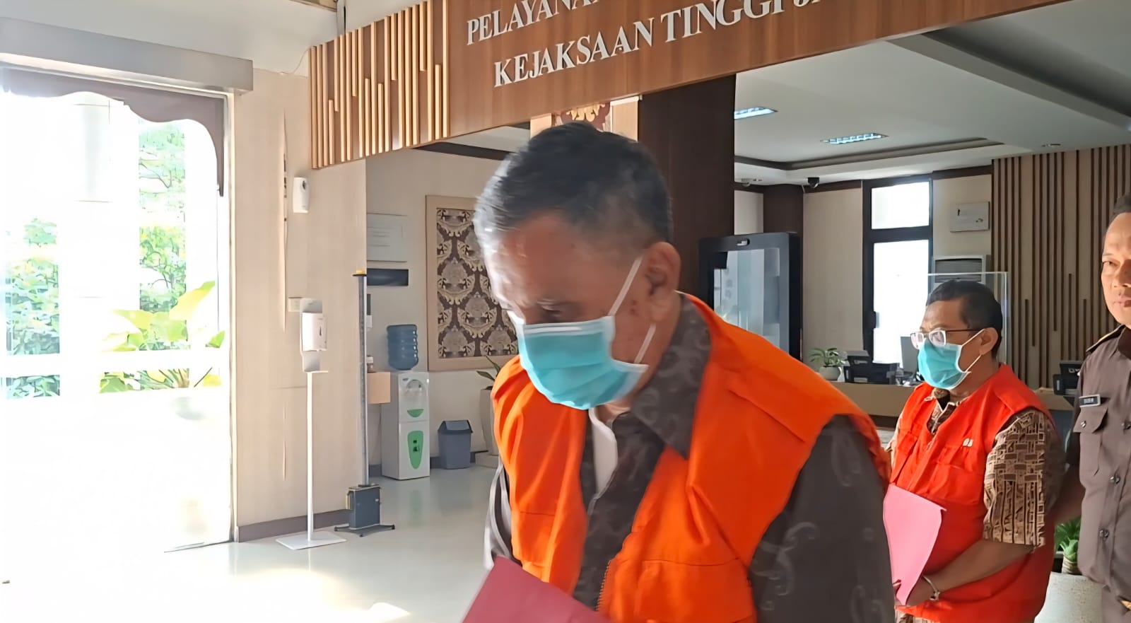 Tiga tersangka kasus dugaan korupsi pembiayaan ekspor fiktif oleh Lembaga Pembiayaan Ekspor Indonesia ditahan Kejati Jateng, Senin (14/7/2025).