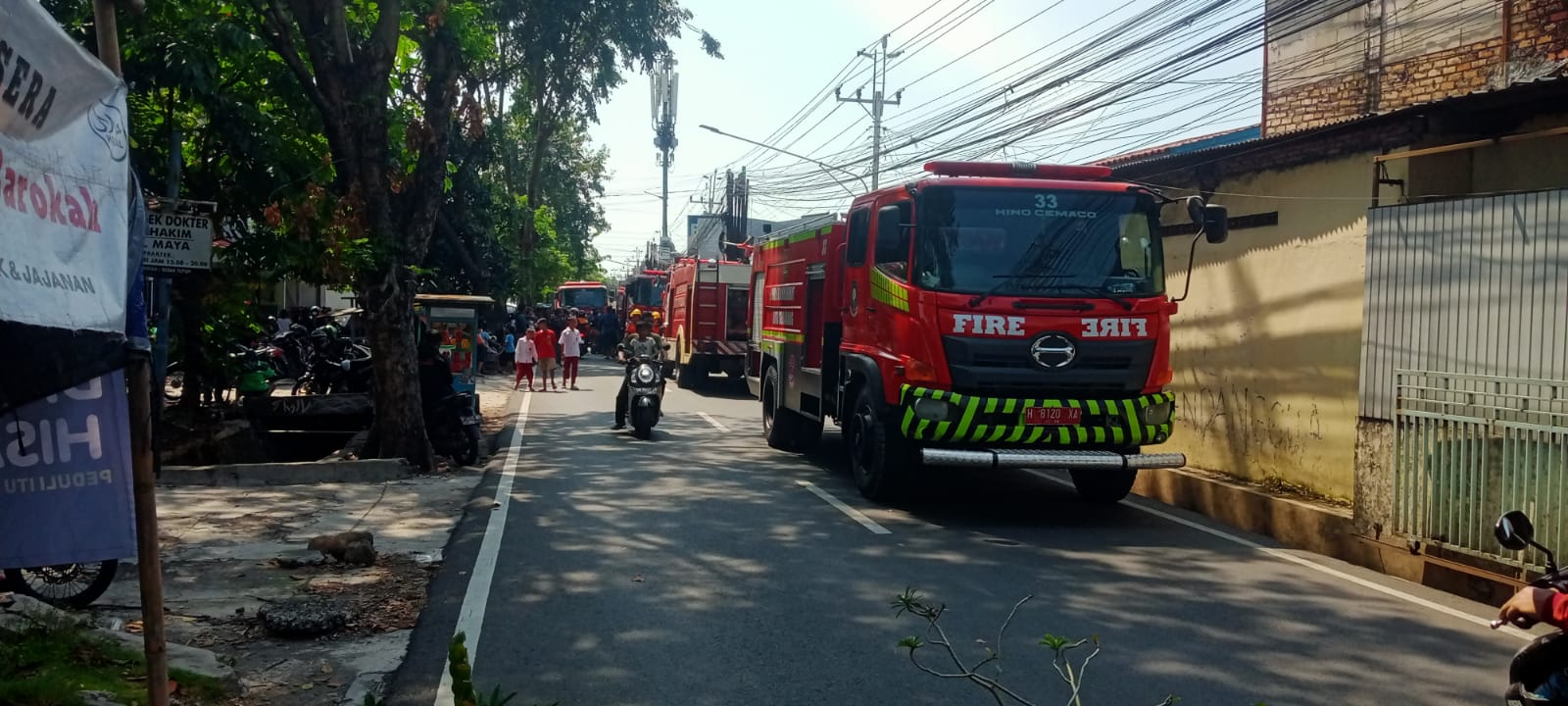 Mobil Pemadam Kebakaran standy by di lokasi kebakaran rumah di Lamper Tengah Raya. (sulistiono)
