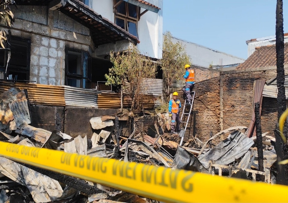 Kondisi rumah yang terbakar di Jalan Lamper Tengah Raya Semarang. (NUR CHAMIM/JAWA POS RADAR SEMARANG)