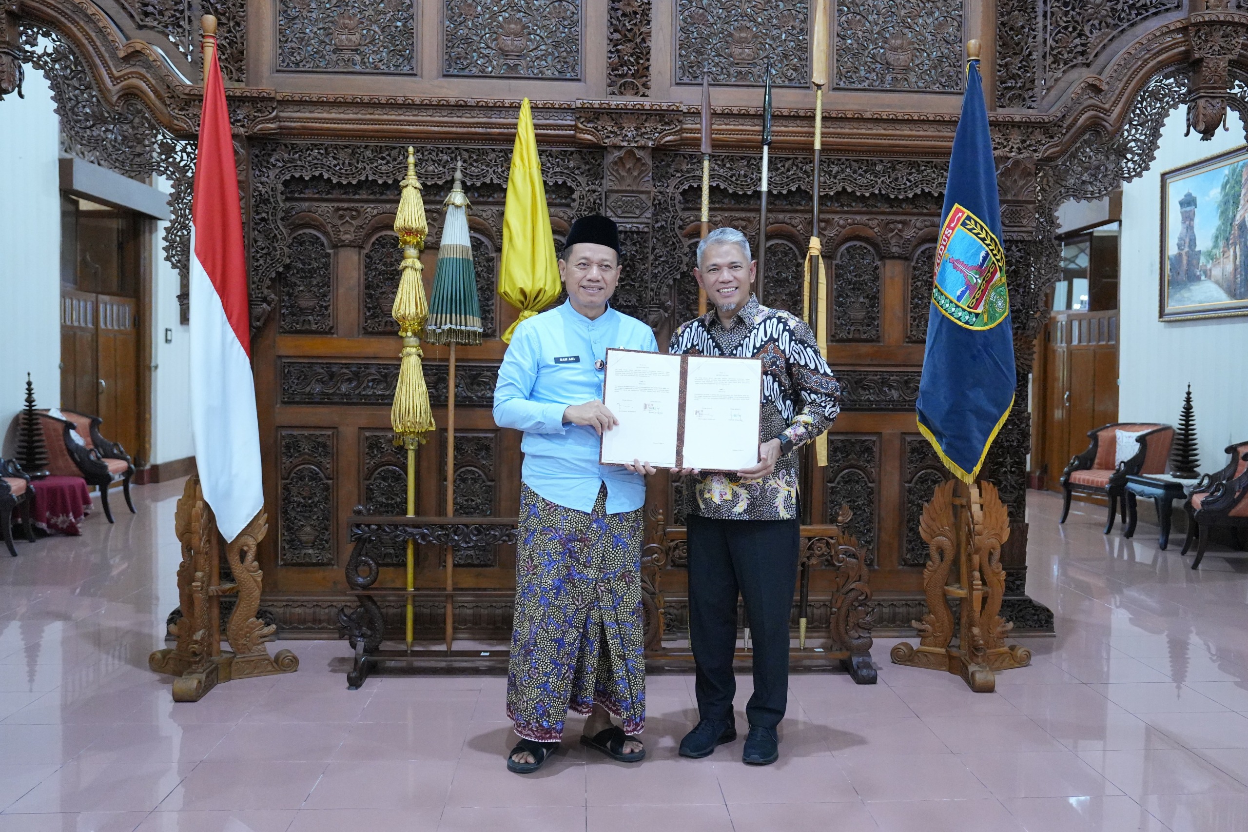 Dirut PT Semen Gresik, Muchamad Supriyadi dan Bupati Kudus, Sam&rsquo;ani Intakoris, berfoto bersama jajaran direksi dan manajemen PT Semen Gresik setelah penandatanganan MOU Perjanjian Kerjasama.