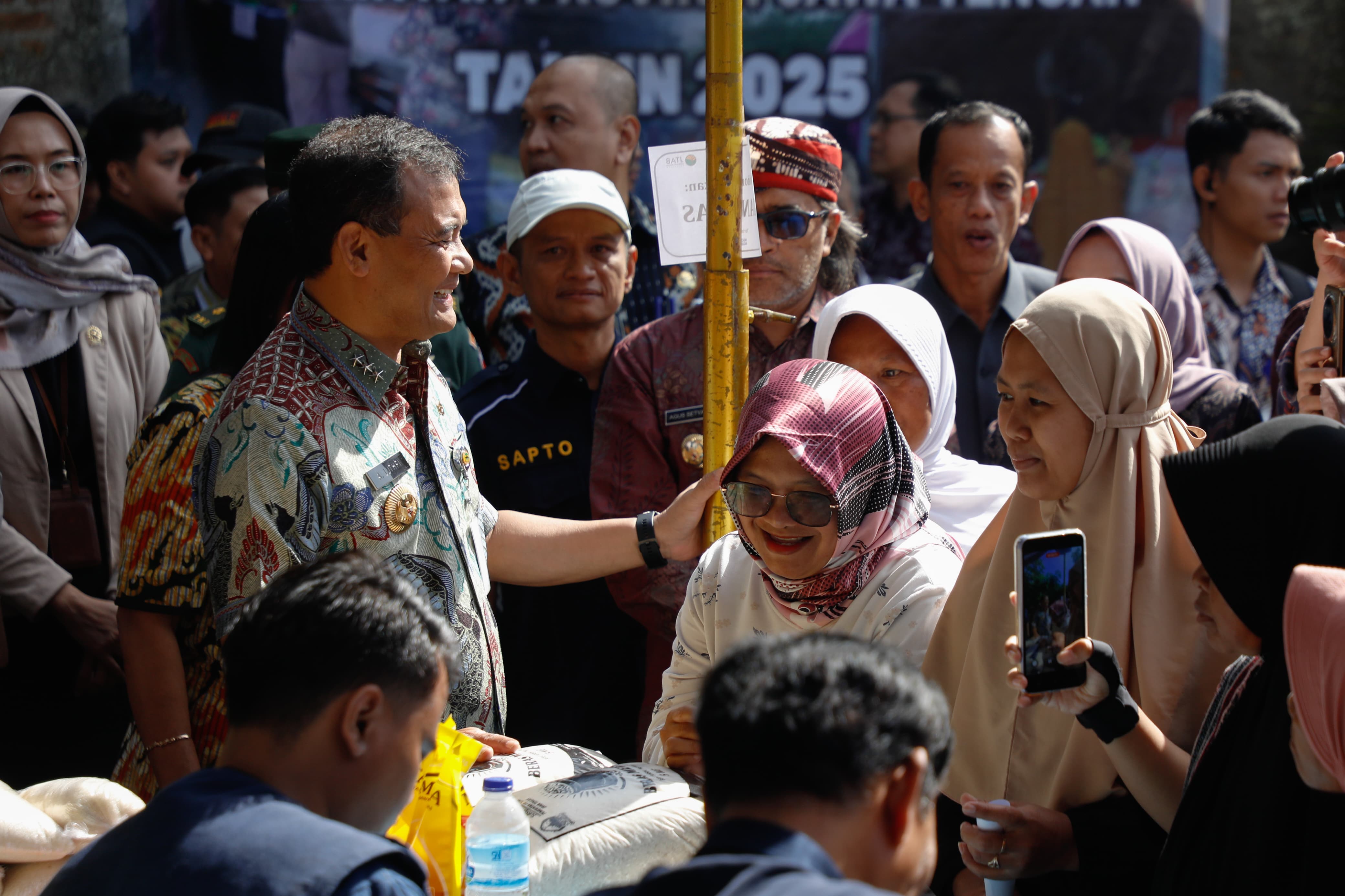 Gubernur Jawa Tengah, Ahmad Luthfi meninjau&nbsp;Gerakan Pangan Murah (GPM) di Halaman Kantor Desa Karanggedong, Kecamatan Ngadirejo, Kabupaten Temanggung pada Selasa, 15 Juli 2025.