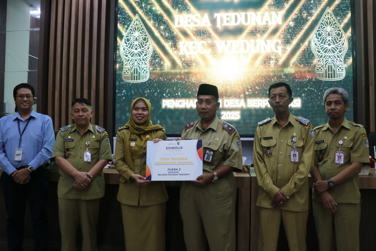 Bupati Demak dr Eistianah didampingi Kepala Dinpermades P2KB Taufik Rifai menyerahkan penghargaan dana insentif desa.(Wahibpribadi)