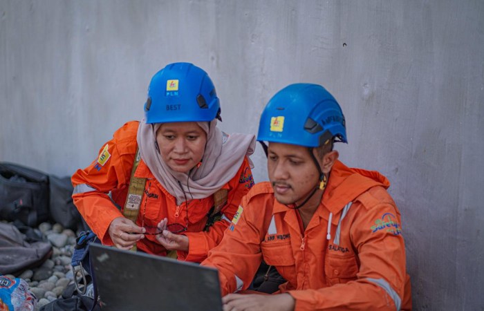 JAGA KEANDALAN LISTRIK : Para personel PDKB melakukan perbaikan pada spacer konduktor.