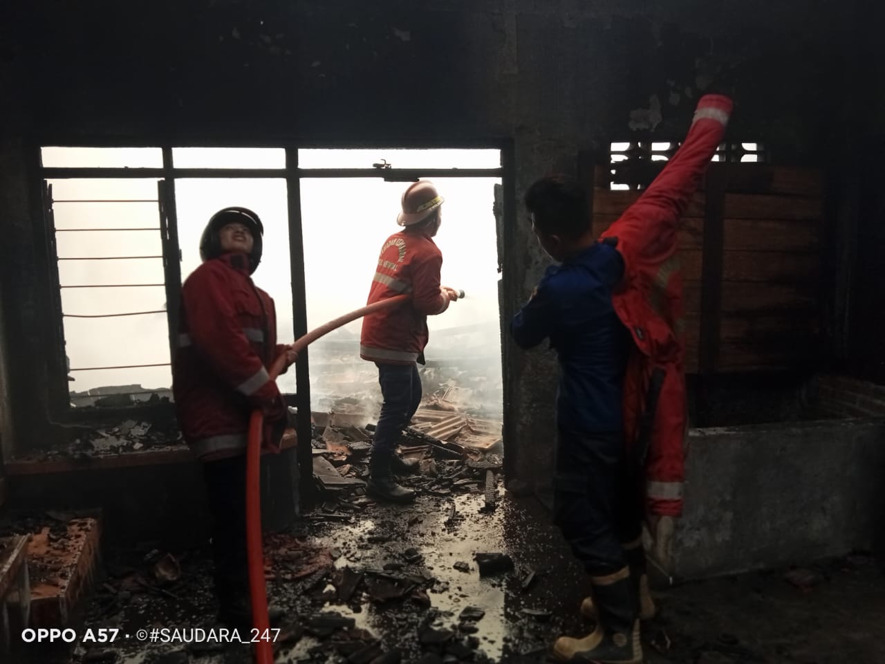 Sebuah pabrik kerupuk di Dusun Kedungrombong, Desa Sarirejo, Kecamatan Kaliwungu, Kendal, terbakar hebat pada Rabu (16/7/2025) siang.