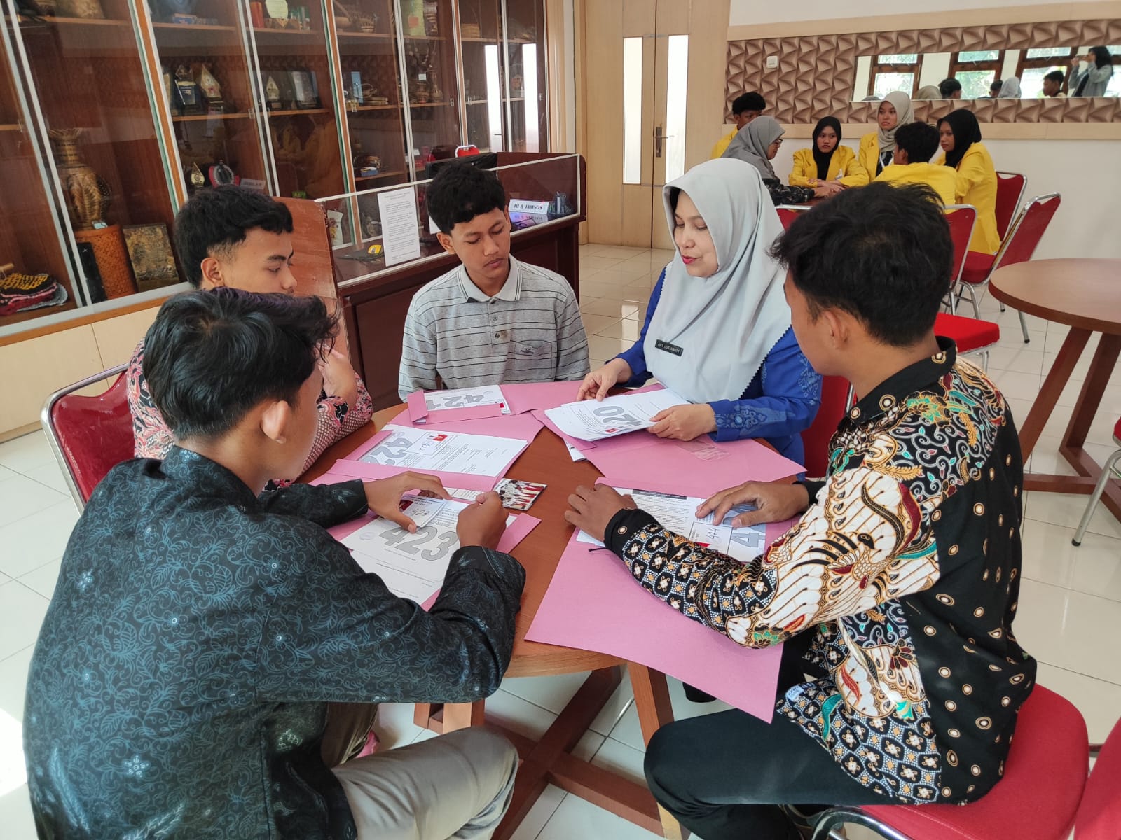 Ketua Pokja Pelatihan dan Pemagangan Disnaker Jateng, Ary Lusiawaty, sedang memandu proses pemberkasan pemagangan ke Jepang.