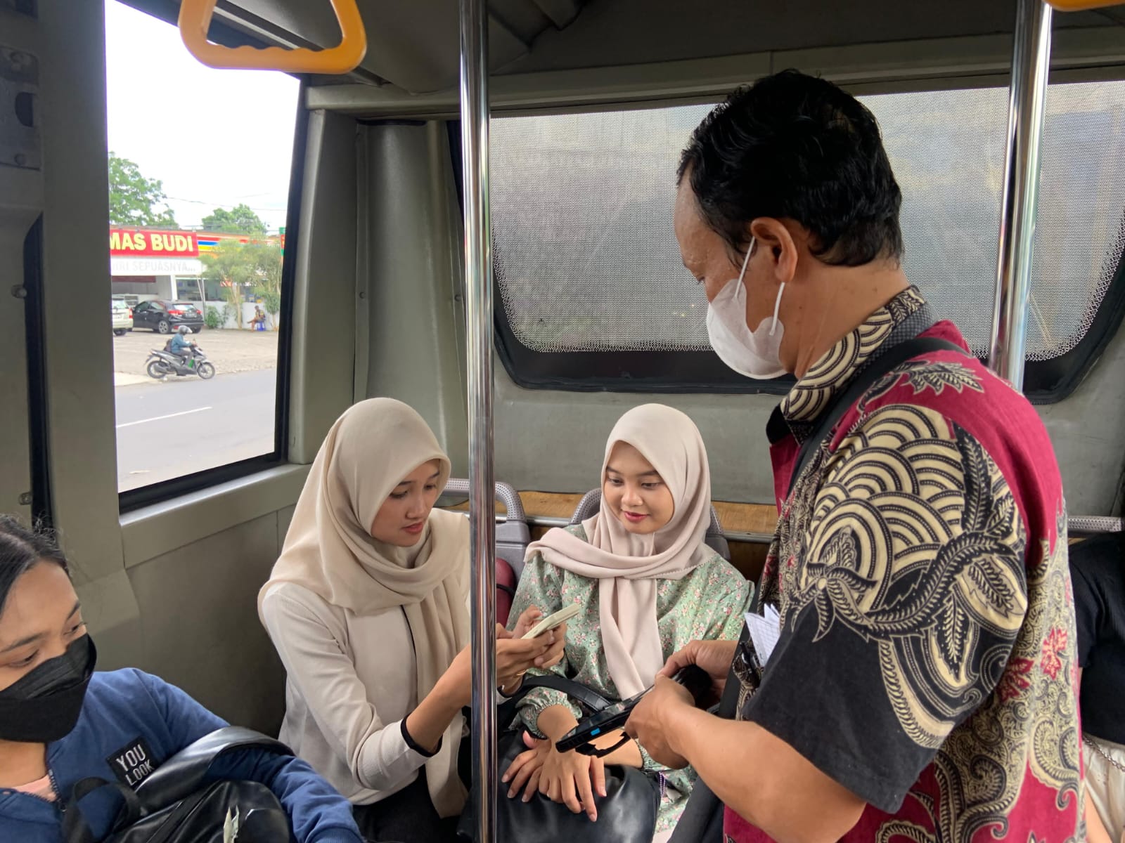 Salah stau penumpang Trans Jateng menggunakan QRIS sebagai metode pembayaran.