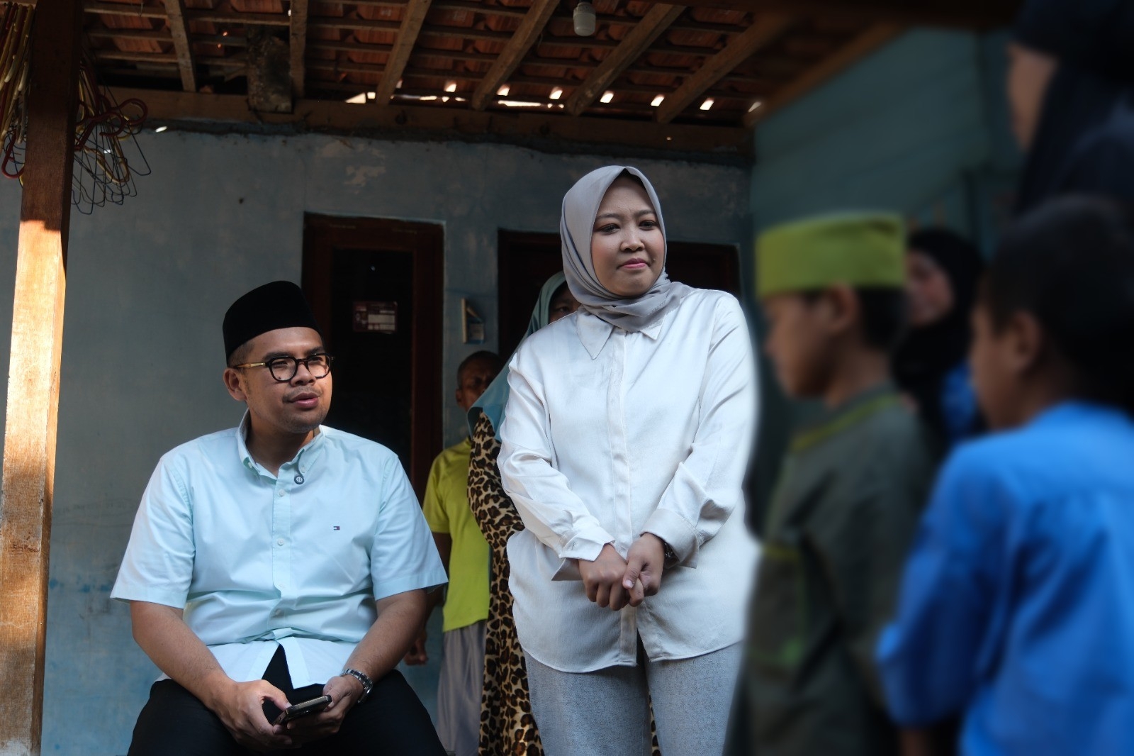 SOSIAL: Bupati Batang bersama istri menemui korban penyekapan di Boyolali setelah pulang ke rumahnya.