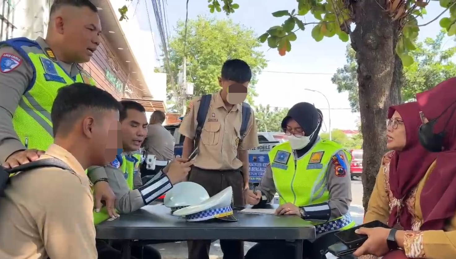 Dua siswa yang terjaring razia pelanggaran lalulintas mendapat pengarahan kepolisian